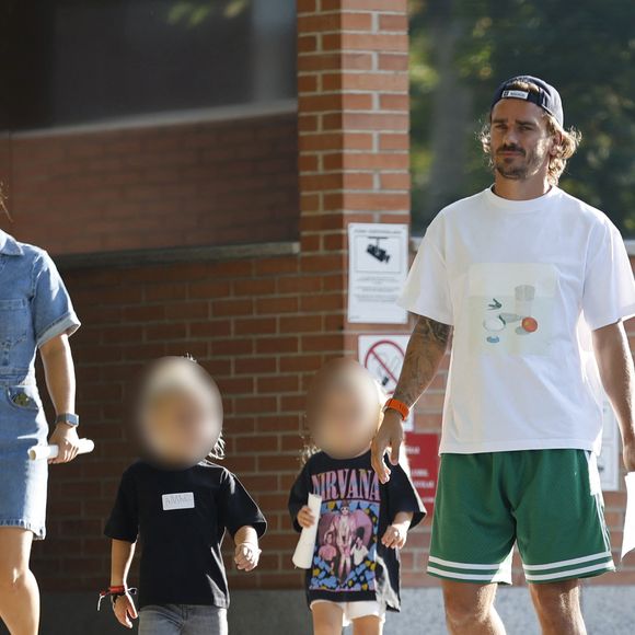 Le footballeur est le père de trois enfants, Mia, Amaro et Alba

Antoine Griezmann et sa femme Erika Soperana accompagnent leurs enfants à l'école, le jour de la rentrée à Madrid en Espagne le 2 septembre 2024.