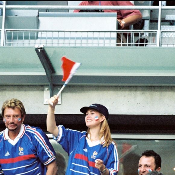 Laeticia et Johnny Hallyday au stade de France lors de la coupe du monde de football 1998 - © Jacovides - Colin - Bestimage