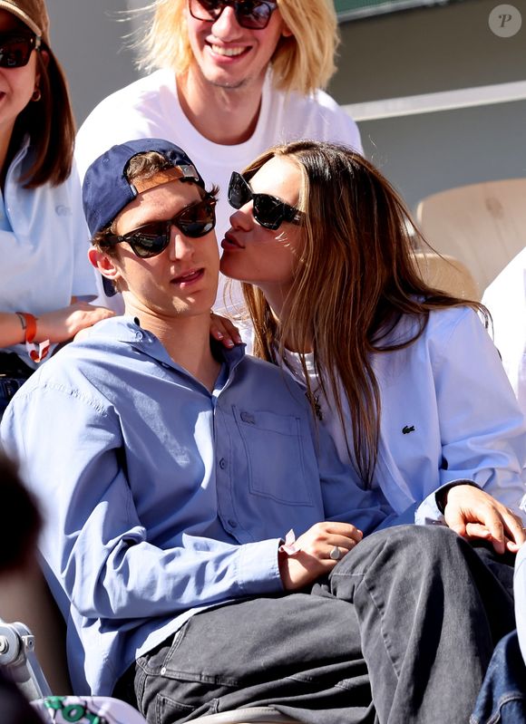 Aliocha Schneider et sa compagne la chanteuse Charlotte Cardin - Célébrités dans les tribunes des Internationaux de France de tennis de Roland Garros 2024 à Paris le 7 juin 2024.  © Jacovides-Moreau/Bestimage