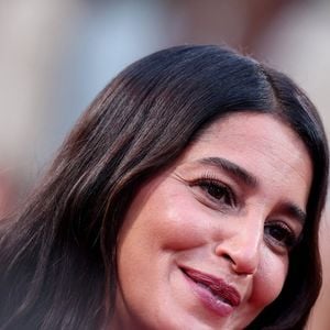 Elle assure qu'en tournage elle reste informée du moindre problème familial.

Leïla Bekhti - Tapis rouge lors de la soirée d'ouverture de la 8ème édition du Festival CinéRoman à Nice le 28 Septembre 2026. © Jacovides-Bebert/Bestimage