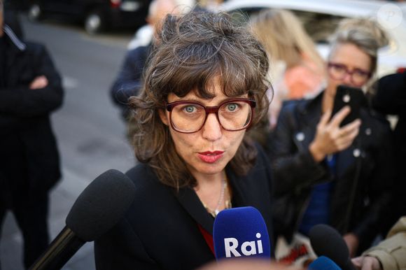 La cérémonie, sobre et solennelle, a réuni proches, amis et admirateurs de l’actrice italienne. Tous réunis autour de la fille de l'actrice, Claudia Squitieri. 

Claudia Squitieri, fille de Claudia Cardinale
 arrivant à la cérémonie d'enterrement de l'actrice italo-française Claudia Cardinale à l'église Saint-Roch à Paris, France, le 30 septembre 2025. Claudia Cardinale, décédée le 23 septembre à l'âge de 87 ans, a eu une carrière longue de six décennies et a été dirigée par de grands acteurs tels que Federico Fellini et Luchino Visconti. Photo par Raphael Lafargue/ABACAPRESS.COM