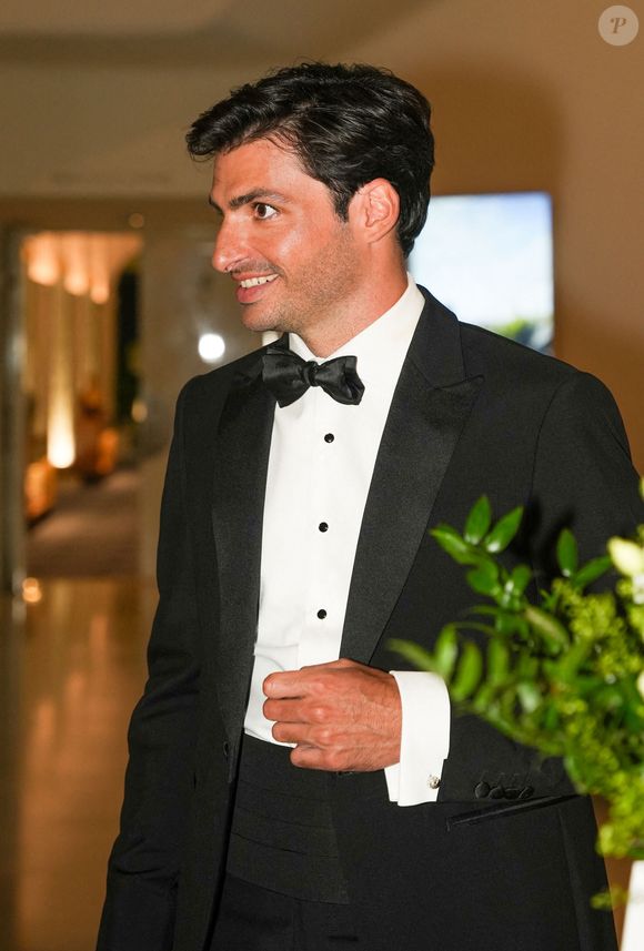 Carlos Sainz Jr. et sa compagne Rebecca Donaldson quittent l'hôtel "Martinez" lors du 78ème Festival International du Film de Cannes le 13 mai 2025. © Martin Bousseau/Bestimage