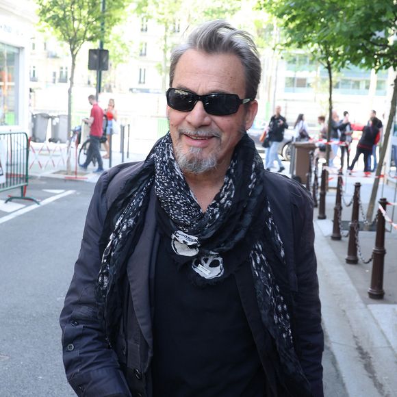 Florent Pagny quitte les studios RTL à Neuilly-sur-Seine le 2 Mai 2025. © Denis Guignebourg/BestImage