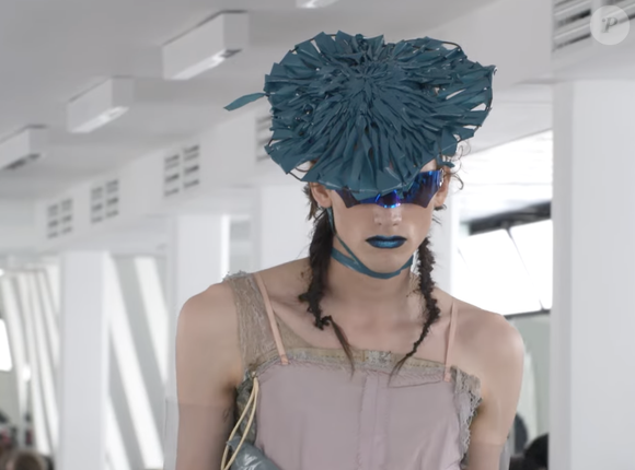C'est la première fois qu'un créateur vivant collabore aussi directement avec une maison d'enchères pour céder ses souvenirs.

Maison Margiela Co-Ed Spring Summer 2024 Collection - YouTube