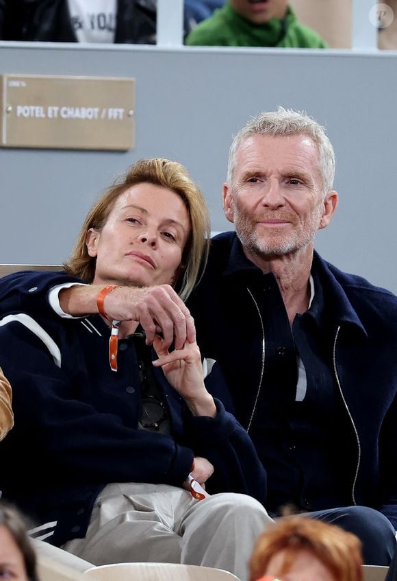 Denis Brogniart et sa femme Hortense dans les tribunes des Internationaux de France de tennis de Roland Garros 2024 à Paris, France, le 31 mai 2024. © Jacovides-Moreau/Bestimage