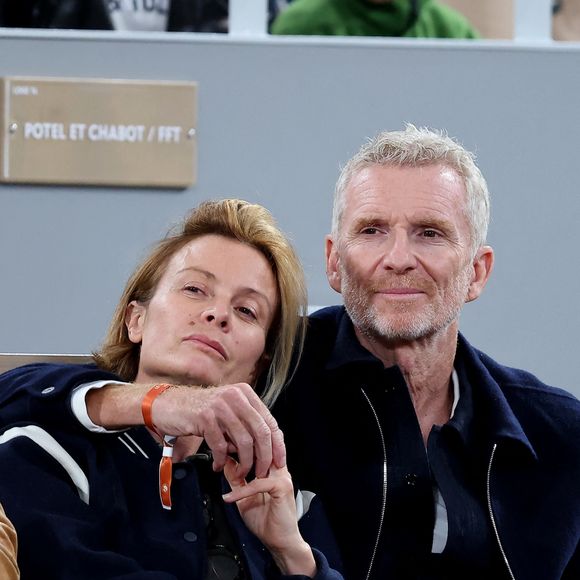 Denis Brogniart et sa femme Hortense dans les tribunes des Internationaux de France de tennis de Roland Garros 2024 à Paris, France, le 31 mai 2024. © Jacovides-Moreau/Bestimage