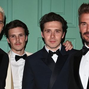David Beckham, Brooklyn Beckham, Romeo Beckham et Cruz Beckham à l'anniversaire des 50 ans de Victoria Beckham le 20 avril 2024, au club Oswald's à Londres.