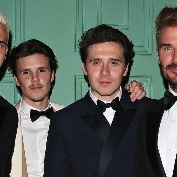 David Beckham, Brooklyn Beckham, Romeo Beckham et Cruz Beckham à l'anniversaire des 50 ans de Victoria Beckham le 20 avril 2024, au club Oswald's à Londres.