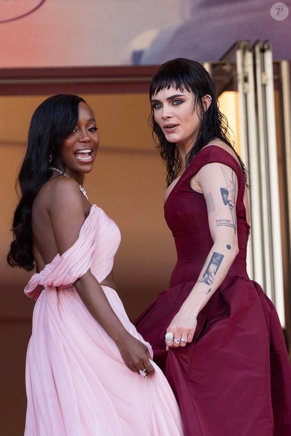 Aja Naomi King et Cara Delevingne - Montée des marches du film "The history of sound" lors du 78ème Festival International du Film de Cannes, au Palais des Festivals à Cannes. Le 21 mai 2025. © Jacovides-Moreau / Bestimage