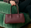 Le sac "East-West" est la grande tendance de 2026, privilégiant une forme horizontale et allongée inspirée des sacs bowling des années 50.

Tendance East West