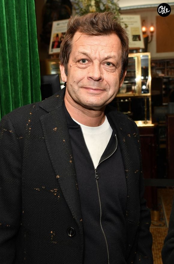 Elle est composée de tomates, concombre, feta, olives de Kalamata et poivrons.

Exclusif - Laurent Mariotte - Laurent Baffie fête son succès littéraire "1 Million de livres vendus" aux Deux Magots à Paris le 8 mars 2023. © Veeren/Bestimage