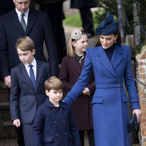 Le prince William, prince de Galles, et Catherine (Kate) Middleton, princesse de Galles, avec leurs enfants le prince George de Galles, la princesse Charlotte de Galles et le prince Louis de Galles - lors de la messe de Noël à Sandringham le 25 décembre 2023 AGENCE / BESTIMAGE