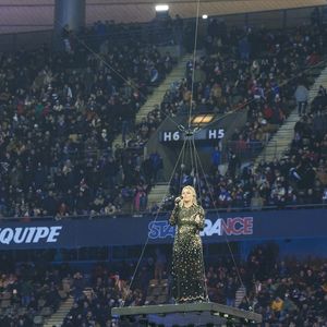 La chanteuse Louane (Louane Emera), représentante de la France au concours de l'Eurovision, interpréte pour la première fois son titre Maman, en hommage à sa mère décédée lorsqu'elle avait 17 ans, devant les 80 000 spectateurs, suspendue sur une plateforme, plusieurs mètres au-dessus de la pelouse et des musiciens, du Stade de France à la mi-temps du match du Tournoi des Six Nations opposant la France à l'Écosse, à Saint-Denis, Seine Saint-Denis, France, le 15 mars 2025. © Cyril Moreau/Bestimage