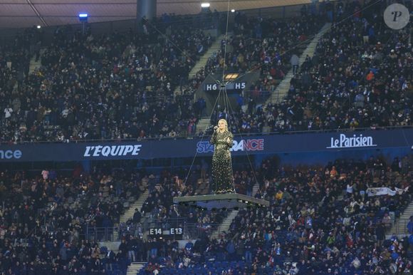 La chanteuse Louane (Louane Emera), représentante de la France au concours de l'Eurovision, interpréte pour la première fois son titre Maman, en hommage à sa mère décédée lorsqu'elle avait 17 ans, devant les 80 000 spectateurs, suspendue sur une plateforme, plusieurs mètres au-dessus de la pelouse et des musiciens, du Stade de France à la mi-temps du match du Tournoi des Six Nations opposant la France à l'Écosse, à Saint-Denis, Seine Saint-Denis, France, le 15 mars 2025. © Cyril Moreau/Bestimage