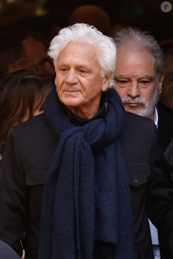 Gérard Lenorman, Raphaël Mezrahi - Sorties des obsèques de Brigitte Bardot en l'église Paroissiale Notre-Dame-de-l'Assomption de Saint-Tropez, France, le 7 janvier 2026.  Brigitte Bardot, figure emblématique du cinéma français et icône internationale, est décédée le 28 décembre 2025 à l'âge de 91 ans dans sa mythique propriété de La Madrague, à Saint-Tropez (France). Révélée au monde entier par son rôle dans "Et Dieu... créa la femme", elle avait contribué à faire de Saint-Tropez un lieu mondialement connu. L'actrice sera inhumée le 7 janvier 2026 au cimetière marin de Saint-Tropez, aux côtés de son père Louis Bardot (1896-1975) et de sa mère Anne-Marie Mucel (1912-1978). Une cérémonie religieuse se tiendra auparavant dans l'église de Saint-Tropez, où proches, personnalités et anonymes pourront lui rendre un dernier hommage. © Jacovides-Moreau/Bestimage