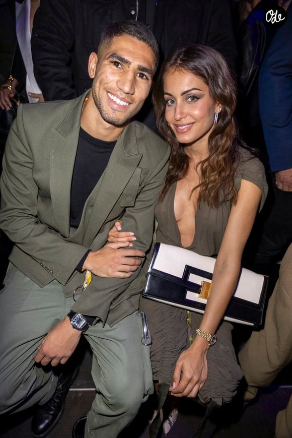 Hiba Abouk, actrice au charme indéniable et au parcours remarquable, s'est imposée comme l'un des visages les plus populaires du paysage audiovisuel espagnol. 

Achraf Hakimi et sa compagne Hiba Abouk - People au défilé de mode « Balmain » printemps-été 2022 à la Seine Musicale à Paris. Le 29 septembre 2021
© Olivier Borde / Bestimage