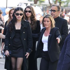 Les jeunes femmes avaient elles-mêmes annoncé la disparition de leur mère, exprimant leur profonde tristesse face à cette perte. 

Shana et Cylia Chasman, filles de la défunte, et leur père Steven Chasman, ex-mari de la défunte - Arrivées aux obsèques de Nadia Farès en l'église Saint-Jean-de-Montmartre à Paris, le 24 avril 2026. N.Farès est décédée le 17 avril 2026 quelques jours après un "incident cardiaque" survenu le 12 avril 2026 dans la piscine du complexe sportif, Blanche (9ème).