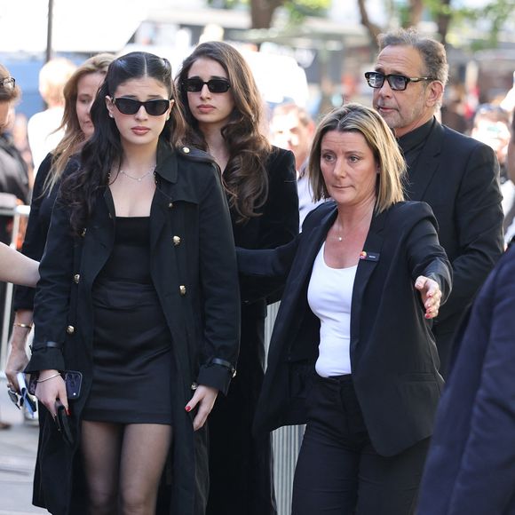 Les jeunes femmes avaient elles-mêmes annoncé la disparition de leur mère, exprimant leur profonde tristesse face à cette perte. 

Shana et Cylia Chasman, filles de la défunte, et leur père Steven Chasman, ex-mari de la défunte - Arrivées aux obsèques de Nadia Farès en l'église Saint-Jean-de-Montmartre à Paris, le 24 avril 2026. N.Farès est décédée le 17 avril 2026 quelques jours après un "incident cardiaque" survenu le 12 avril 2026 dans la piscine du complexe sportif, Blanche (9ème).