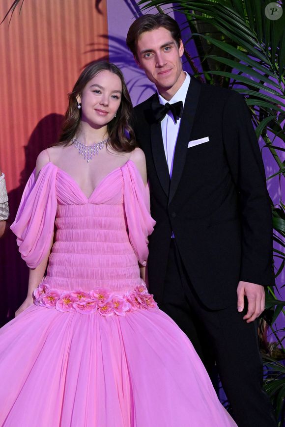 Il s'agit de la princesse Alexandra de Hanovre, qui était accompagnée de son petit ami, Ben Sylvester Strautmann.

Alexandra de Hanovre et son compagnon Ben Sylvester Strautmann durant la 69ème édition du Bal de la Rose, à Monaco, le 29 mars 2025.

Photo :  Bruno Bebert / Pool Monaco / Bestimage