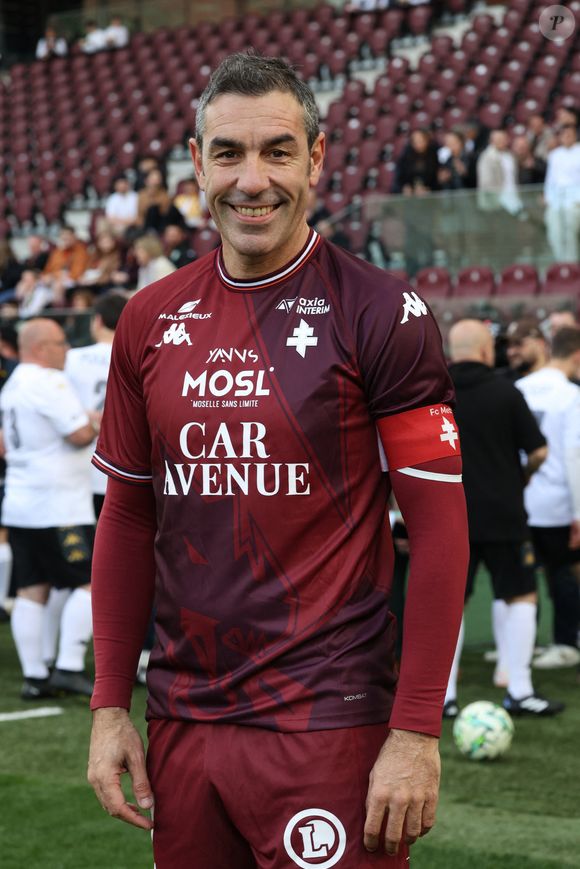 Robert Pirès - À l’occasion de l’accueil de la Cérémonie du Guide MICHELIN France 2025 par Destination Moselle (le Département de la Moselle, l’Eurométropole de Metz et la Région  Grand Est), un match de football exceptionnel a réuni d’anciens joueurs du FC Metz et grands chefs de restaurants étoilés sur la pelouse du stade Saint-Symphorien, à Metz, France, le 30 mars 2025. © Jean-Marc Lhomer/Bestimage