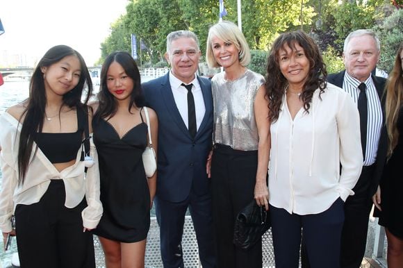 Exclusif - Thierry Chassagne et sa femme Rose-Hélène Chassagne avec Laeticia Hallyday, ses filles Jade et Joy, son père André Boudou - Thierry Chassagne reçoit les insignes de Chevalier dans l'Ordre de la Légion d'Honneur des mains de Lévon Sayan sur le bateau "Le Paris" au port Debilly dans le quartier de Chaillot du 16ème arrondissement de Paris, France, le 13 juin 2022. © Bertrand Rindoff/Bestimage