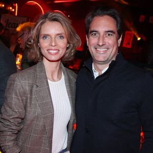 Sylvie Tellier et son mari Laurent Schenten assistent au 150ème One Man Show Tombes Du Ciel de Jeanfi Janssens à la Comédie des Champs-Elysées à Paris, France, le 13 février 2025. Photo par Jerome Dominé/ABACAPRESS.COM