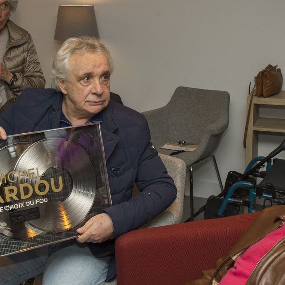 Exclusif  - Michel Sardou pose avec son double disque de platine devant Jean-Paul Belmondo - People au concert ultime de Michel Sardou pour la dernière date de son spectacle "La dernière danse" à la Seine Musicale à Boulogne-Billancourt le 11 avril 2018. Le chanteur a rassemblé plus de 400 000 spectateurs pour une tournée de 82 concerts.  © Pierre Perusseau/Bestimage