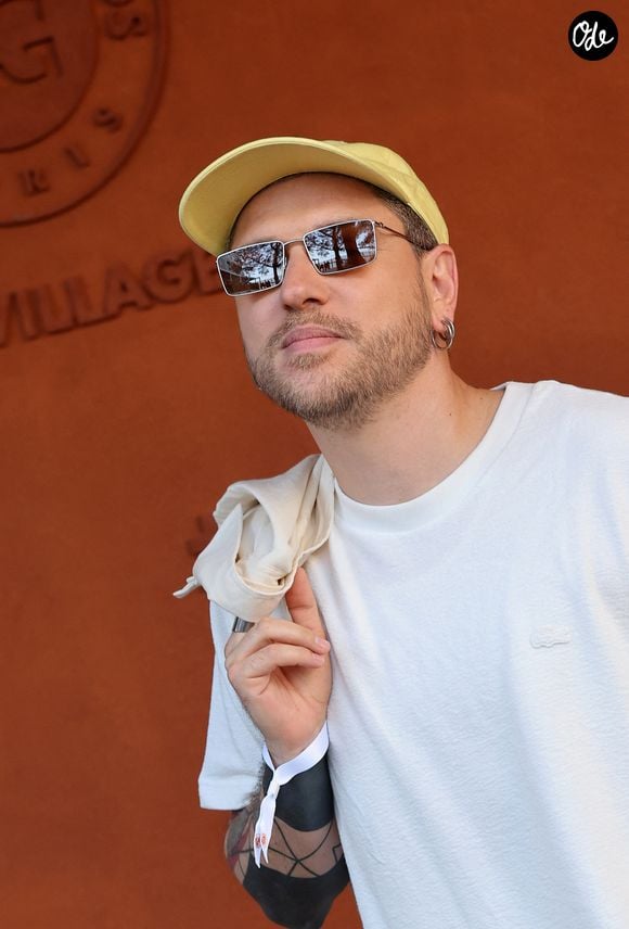 "Et parce que j'ai tellement une histoire d'amitié exceptionnelle que je ne vois pas pourquoi j'irais faire des dates".

Quentin Mosimann au village lors des Internationaux de France de Tennis de Roland Garros 2026. Paris, le 27 mai 2026. © Jacovides-Moreau / Bestimage