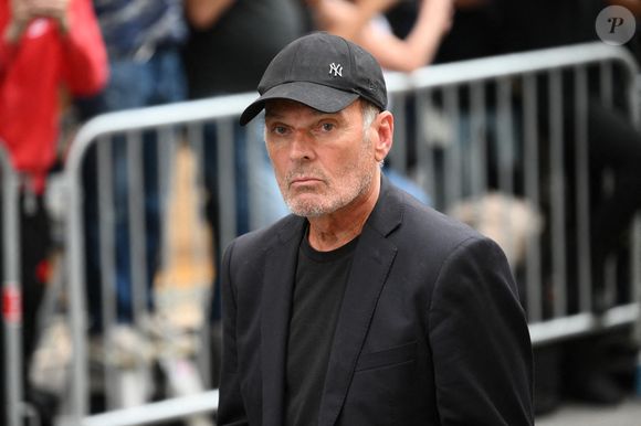 Laurent Baffie assiste aux funérailles de Thierry Ardisson à l'église Saint Roch à Paris, France, le 17 juillet 2025. Thierry Ardisson, journaliste, animateur et producteur français connu sous le nom de " l'homme en noir ", est décédé à l'âge de 76 ans des suites d'un cancer le 14 juillet. Photo by Eliot Blondet/ABACAPRESS.COM