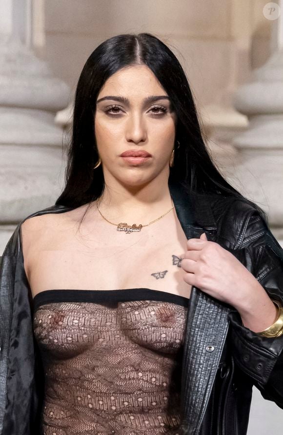 Mardi 28 janvier 2025, le défilé de la collection masculine Automne/Hiver 2025-2026 n'a pas échappé à la règle, à l'occasion de la Fashion Week de Paris. On a notamment vu Lourdes Leon, la fille de Madonna, dans une tenue très osée !

Lourdes Leon au photocall du défilé Saint Laurent  "Collection Masculine Prêt-à-Porter Automne/Hiver 2025-2026" lors de la Fashion Week de Paris (PFW) le 28 janvier 2025 © Olivier Borde /Bestimage