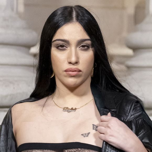 Mardi 28 janvier 2025, le défilé de la collection masculine Automne/Hiver 2025-2026 n'a pas échappé à la règle, à l'occasion de la Fashion Week de Paris. On a notamment vu Lourdes Leon, la fille de Madonna, dans une tenue très osée !

Lourdes Leon au photocall du défilé Saint Laurent  "Collection Masculine Prêt-à-Porter Automne/Hiver 2025-2026" lors de la Fashion Week de Paris (PFW) le 28 janvier 2025 © Olivier Borde /Bestimage