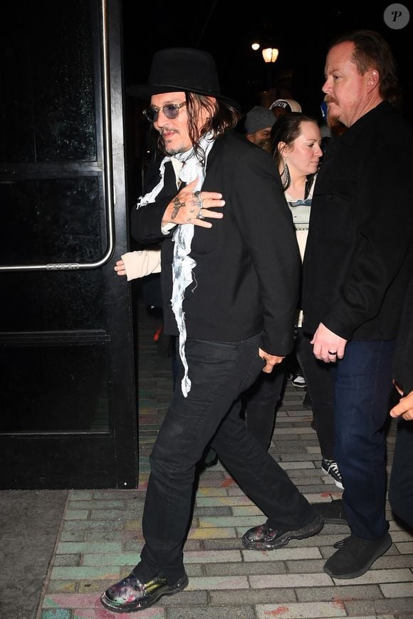 Il sera à l'affiche de "Day drinker", prévu en salles en 2026.
Johnny Depp salue ses fans à son arrivée à la salle de concert City Winery à New York, après une apparition surprise lors de l’événement "People Have the Power: A Celebration of Patti Smith" au Carnegie Hall.
Photo : Backgrid USA / Bestimage