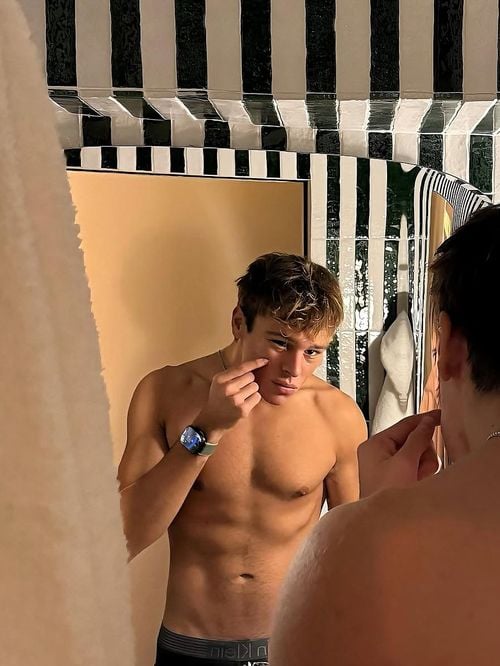 Malgré les nombreuses opportunités de son fils Cameron, David Hallyday exige qu'il finisse ses études et son cursus : "On ne lâche rien et on sort avec le diplôme"