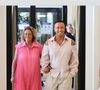 Habillé de manière décontractée avec une chemise rose pâle et un pantalon rayé beige, son mari apparait avec un costume gris et tous deux portent des baskets.

Mariage de Bruno Vandelli à Cannes le 5 septembre 2025 @Instagram
