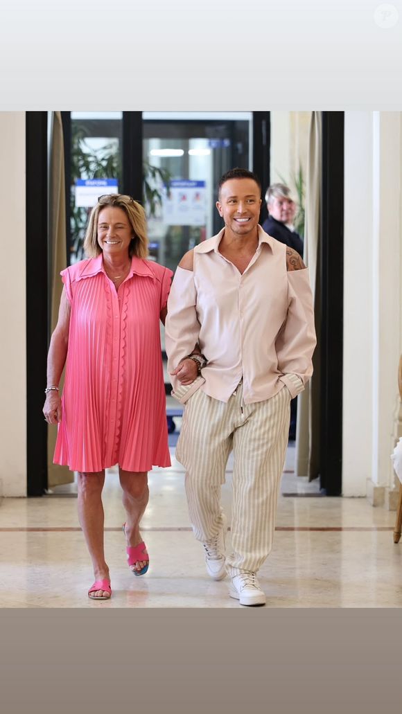 Habillé de manière décontractée avec une chemise rose pâle et un pantalon rayé beige, son mari apparait avec un costume gris et tous deux portent des baskets.

Mariage de Bruno Vandelli à Cannes le 5 septembre 2025 @Instagram
