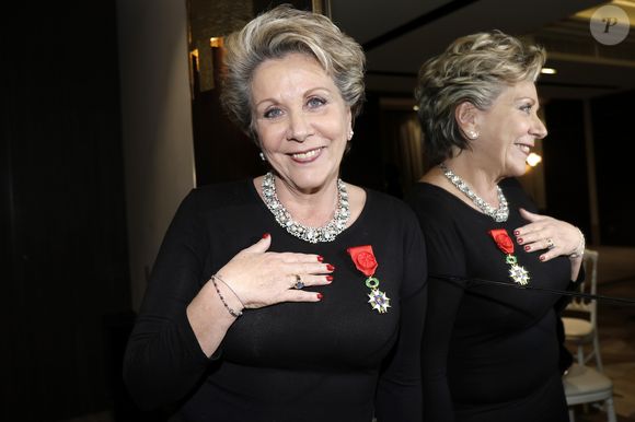 Françoise Laborde - Françoise Laborde, co-fondatrice et présidente de l'association Pour les Femmes dans les Medias (PFDM) reçoit les insignes d'Officier dans l'ordre National de la Légion d'Honneur par Laurence Rossignol, Ministre des Familles, de l'Enfance et des Droits des femmes, au Pavillon Dauphine à Paris le 6 mars 2017. © Cédric Perrin/Bestimage