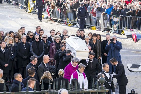 Hoda Roche, Françoise Thibaud, Jean-Claude Darmon, Pierre Billon, Nicole Sonneville, Maxim Nucci (Yodelice), Line Renaud, Anne Le Nen, Thierry Chassagne, Claude Lelouch - Arrivées des personnalités en l'église de La Madeleine pour les obsèques de Johnny Hallyday à Paris. Le 9 décembre 2017