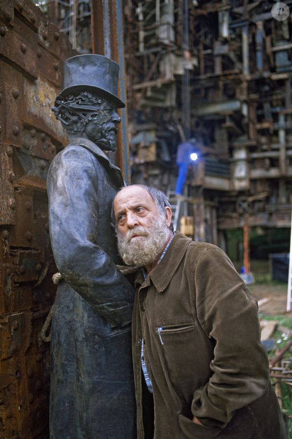 Fichier photo du sculpteur César dans son atelier à Paris, France, en 1988. Photo par Pascal Baril/ABACAPRESS.COM