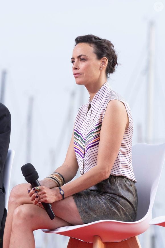 Bérénice Bejo sur le plateau de l'émission "Spéciale Cannes", présentée par D.Burki et diffusée sur Culture Box, lors du 75ème Festival Internationale du Film de Cannes. Le 18 mai 2022
© Jack Tribeca / Bestimage