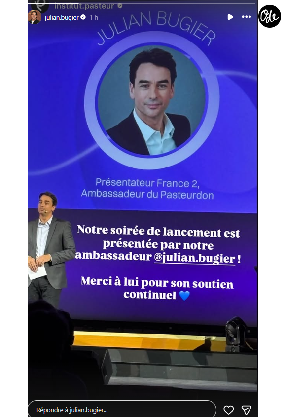 Sur une photo partagée dans sa story Instagram, Julian Bugier apparaît justement à l’honneur sur un grand écran installé dans une salle de réception.

Julian Bugier, ambassadeur de Pasteurdon.