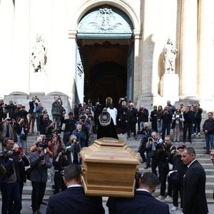 Claudia Cardinale, disparue à 87 ans, a reçu un hommage émouvant à l’église Saint-Roch à Paris, en présence de nombreuses personnalités.

Le cercueil arrive à la cérémonie funéraire de l'actrice italo-française Claudia Cardinale à l'église Saint-Roch à Paris, France. Claudia Cardinale, décédée à l'âge de 87 ans, a eu une carrière longue de six décennies et a été dirigée par de grands acteurs tels que Federico Fellini et Luchino Visconti. Photo par Raphael Lafargue/ABACAPRESS.COM