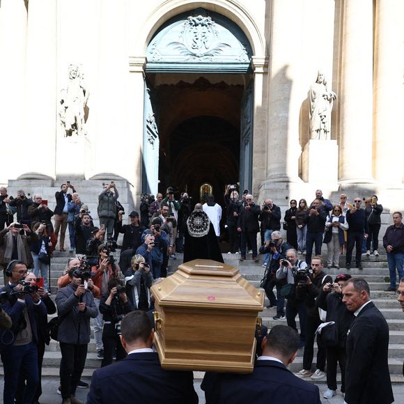 Claudia Cardinale, disparue à 87 ans, a reçu un hommage émouvant à l’église Saint-Roch à Paris, en présence de nombreuses personnalités.

Le cercueil arrive à la cérémonie funéraire de l'actrice italo-française Claudia Cardinale à l'église Saint-Roch à Paris, France. Claudia Cardinale, décédée à l'âge de 87 ans, a eu une carrière longue de six décennies et a été dirigée par de grands acteurs tels que Federico Fellini et Luchino Visconti. Photo par Raphael Lafargue/ABACAPRESS.COM
