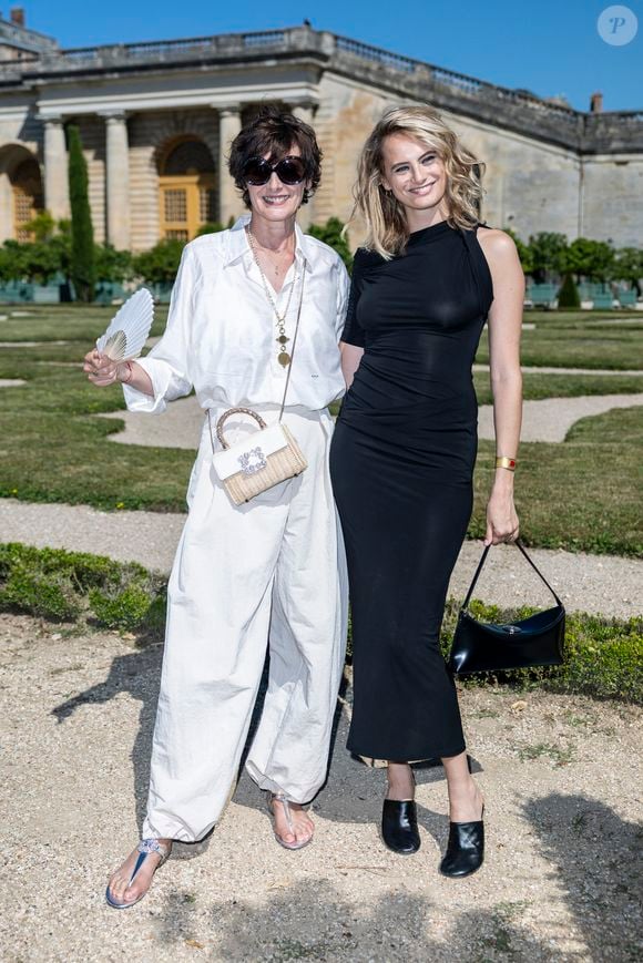 Ines de la Fressange et Violette d'Urso - VIP @ Défilé de mode Jacquemus dans les jardins de l'Orangerie à Versailles le 29 juin 2025. au photocall du défilé Jacquemus de la mode homme Printemps/Été 2026 dans le cadre de la Fashion Week de Paris dans les jardins de l'Orangerie à Versailles, France, le 29, 2025. © Olivier Borde/Bestimage