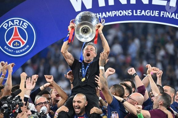 Participant, photo d'équipe, équipe, équipe, photo d'équipe entraîneur Luis ENRIQUE (PSG) avec coupe, coupe, trophée, cérémonie de remise des prix, football UEFA Champions League finale Paris Saint-Germain (PSG) - Inter Milan 5-0, le 31.05.2025 Munich Football Arena,