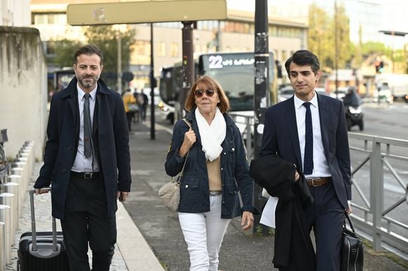 Gisèle Pelicot et ses avocats Antoine Camus et Stéphane Babonneau arrivent au procès des viols de Mazan au palais de justice d'Avignon le 23 septembre 2024.© William Cannarella/Panoramic/Bestimage