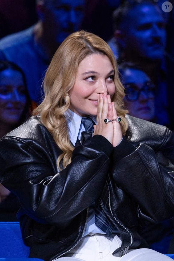 Exclusif - Santa lors de l'enregistrement de l'émission "La Boîte à secrets", présentée par Faustine Bollaert et diffusée le 17 octobre sur France 3, dans les studios du Lendit à Saint-Denis, France, le 23 septembre 2025. © Cyril Moreau/Bestimage