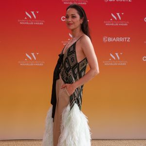 Cette pièce brodée et ornée de plumes a nécessité plus de 430 heures de travail.

Marion Cotillard au Théâtre de la Gare du Midi lors de la Cérémonie d'ouverture du Festival international du film de Biarritz - Nouvelles Vagues 2026, le 23 juin 2026.  © Jean-Marc Lhomer / Bestimage