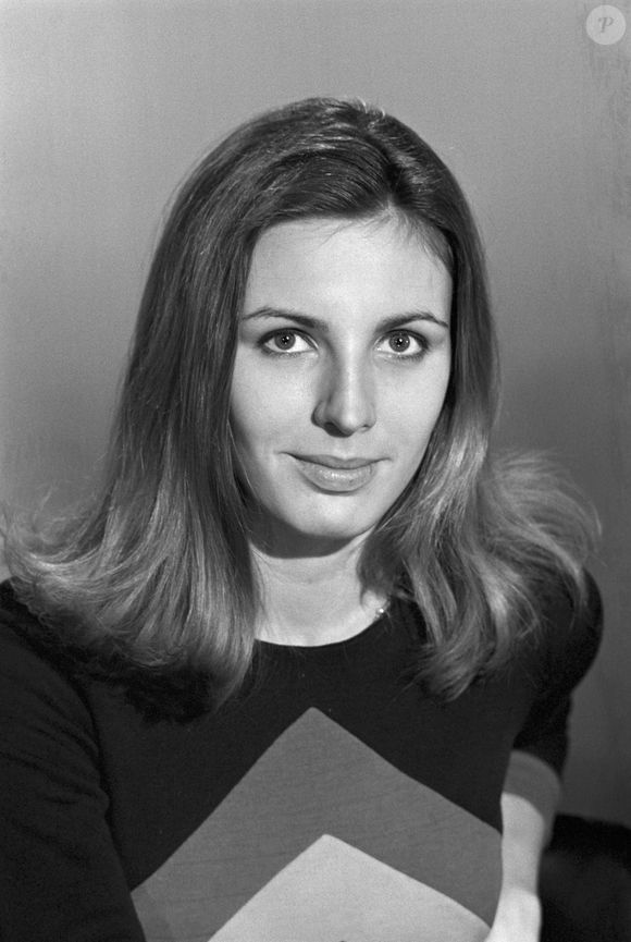 En France, à Paris, la speakerine Evelyne Dhéliat dans les studios de la première chaîne de l'ORTF. Le 25 octobre 1968
© Jean Lenoir via Bestimage