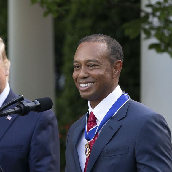 Info - Tiger Woods officialise sa relation avec Vanessa Trump - Le président Donald Trump remet la médaille présidentielle de la liberté au golfeur Tiger Wood à la Maison Blanche à Washington le 6 mai 2019. The White House via BestImage