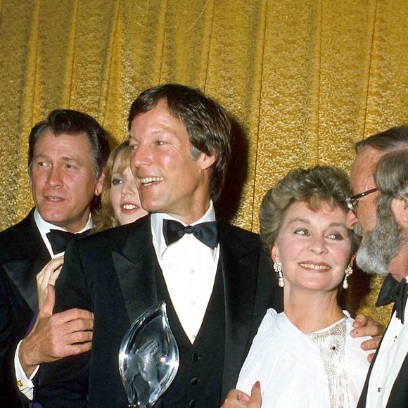 Richard Chamberlain a remporté trois Golden Globes au cours de sa carrière

Archives - David Wolper, Earl Holliman, Richard Chamberlain  at the 1981 People's Choice Awards - Archives - Richard Chamberlain est décédé des suites d'un AVC à l'âge de 90 ans, le 29 mars 2025.